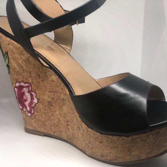 Black Leather strap  Flower Embroidery Print Cork Wedge Like New - Picture 6 of 13
